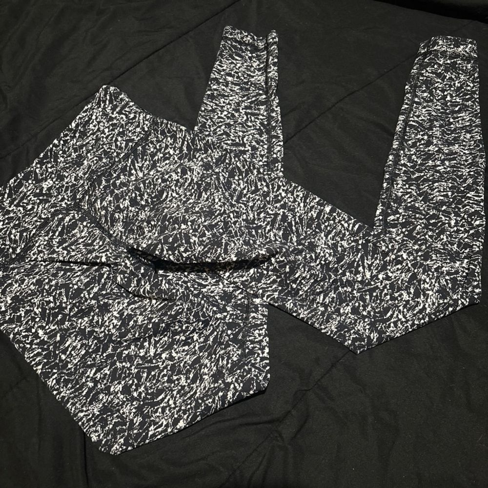 lululemon athletica Black and White Patterned Leggings in size 4 - Picture 2 of 5